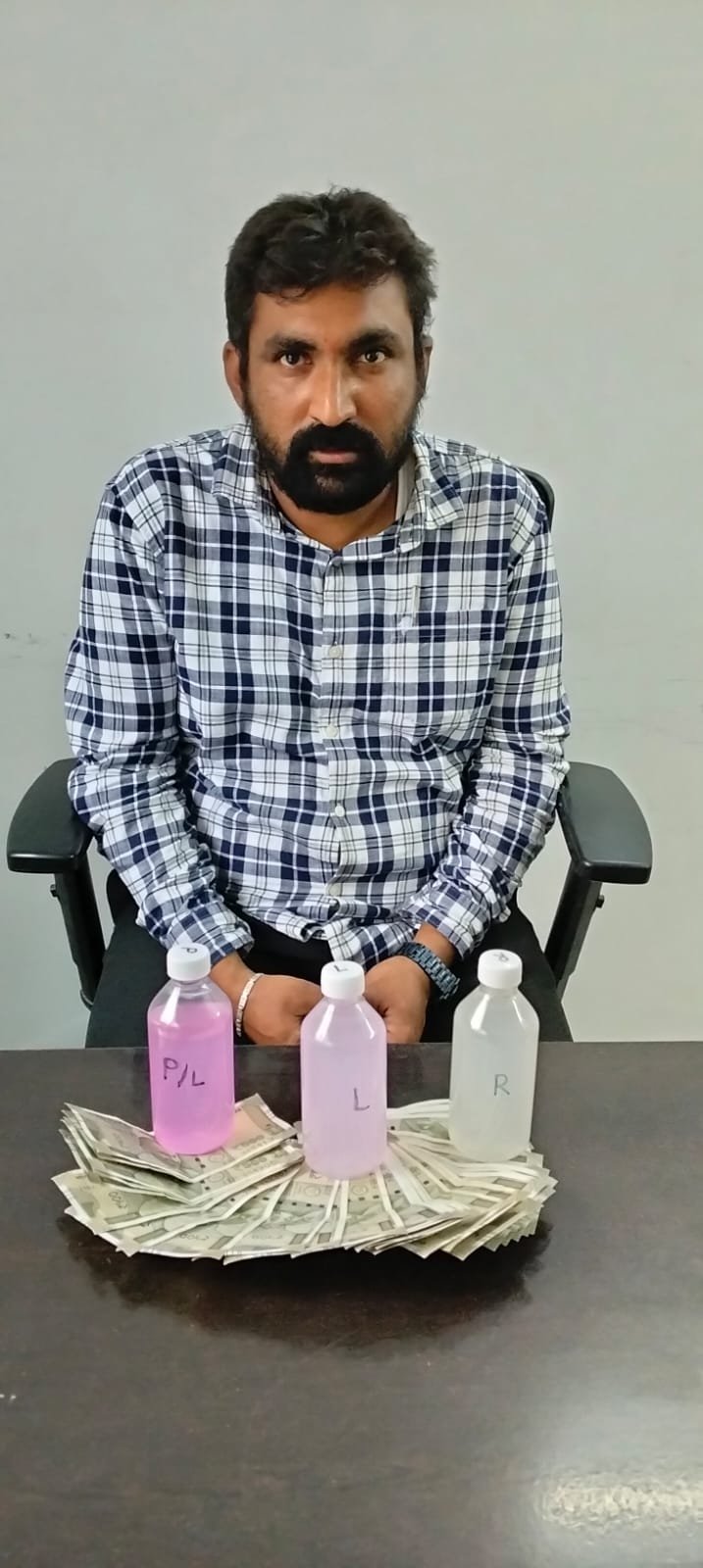 కుత్బుల్లాపూర్ తహసీల్దార్ కార్యాలయంలో ఏసీబీ దాడులు లంచం తీసుకుంటూ పట్టుబడ్డ అధికారి గణేష్