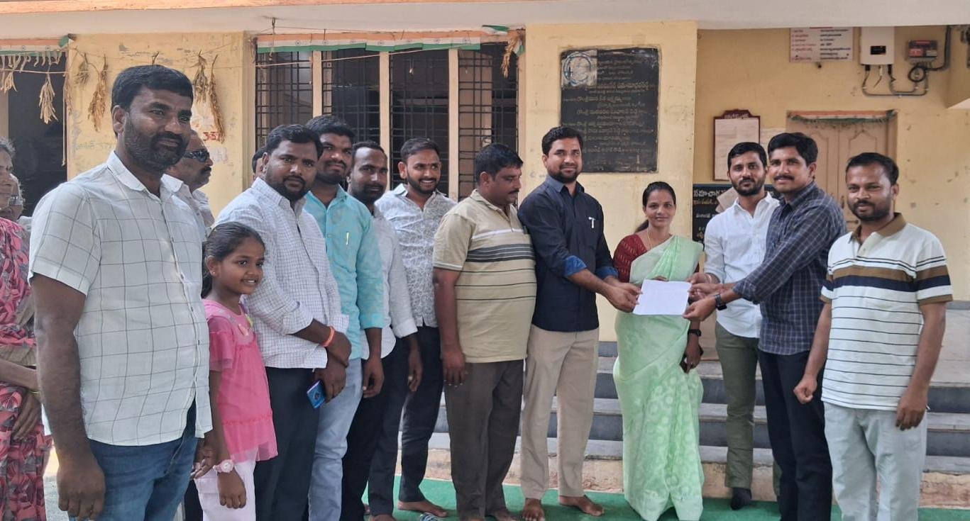 నిరుపేద వితంతువుకు ఇందిరమ్మ ఇల్లు మంజూరు చేయాలి గ్రామ సర్పంచ్ కాకి శ్రీలత సుందర్ కి వినతి పత్రం అందజేత 