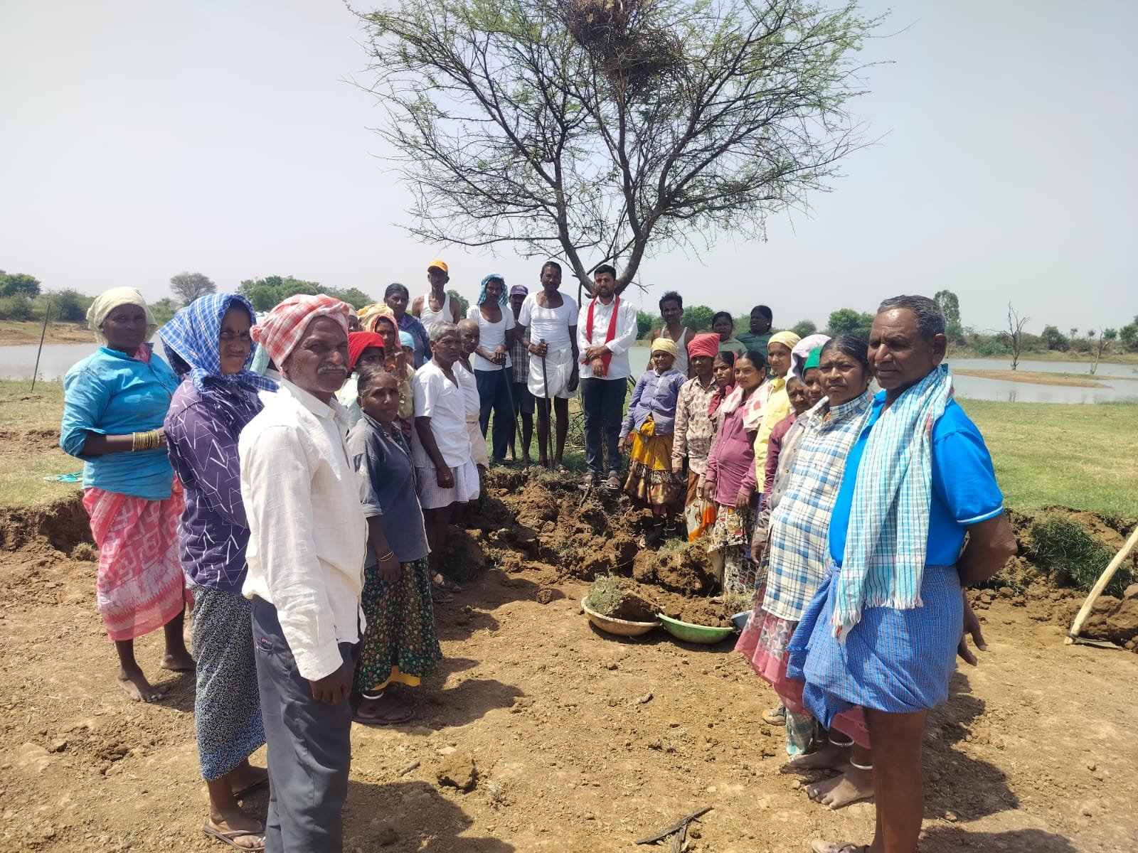 పెండింగ్ లో ఉన్న ఉపాధి కూలీల  మూడు  నెలల వేతనాలు వెంటనే చెల్లించాలి