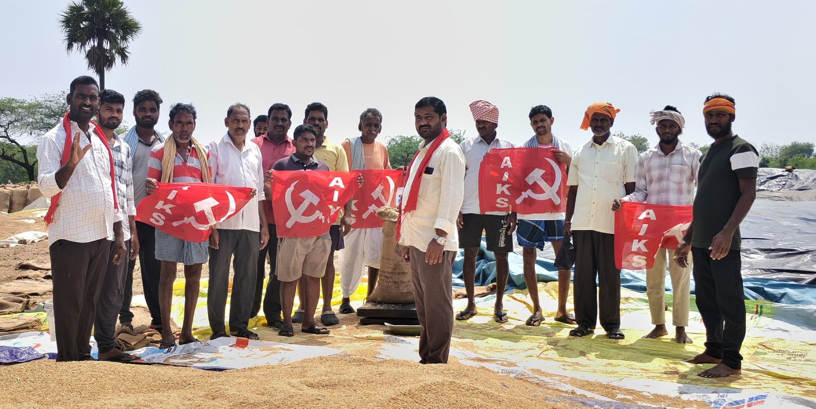 మండలంలో  వివిధ ఐకెపి కేంద్రాలనీ పరిశీలించిన 