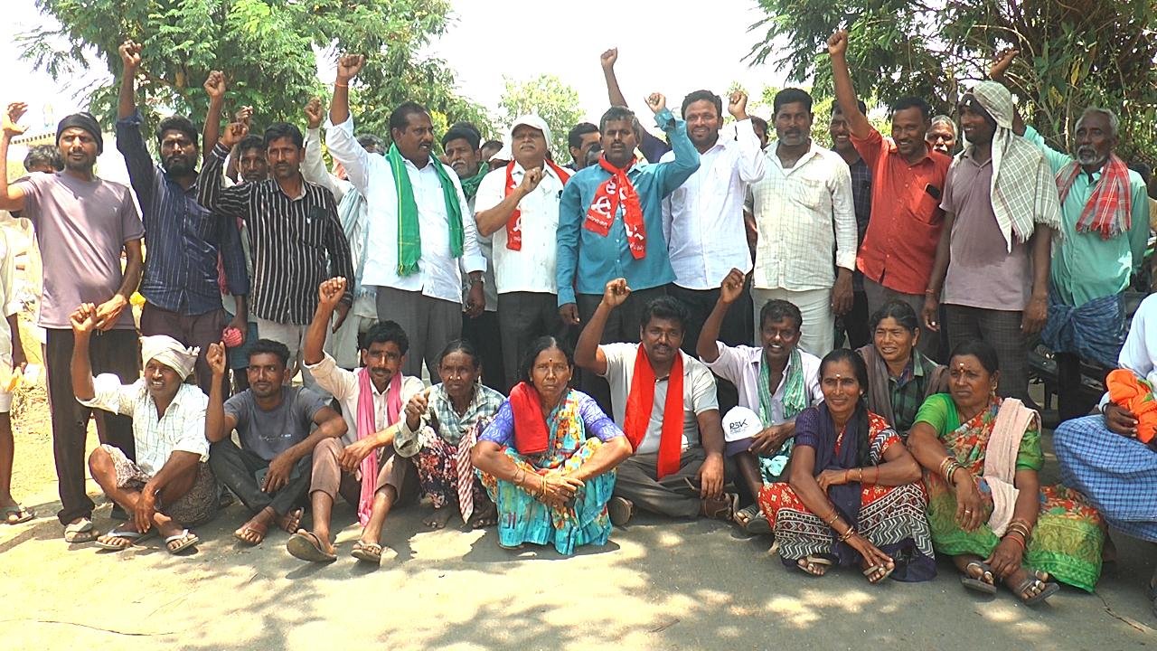 మొక్కజొన్న రైతుల సమస్యలు పరిష్కరించాలనిరాస్తారోకో. తెలంగాణ రైతు సంఘం 