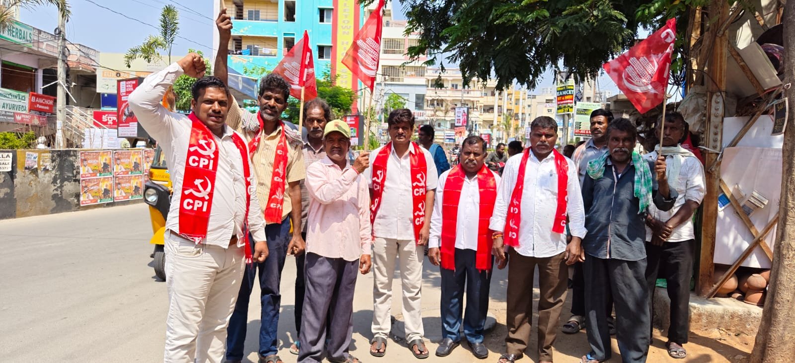 వాణిజ్య గ్యాస్ సిలిండర్, నిత్యావసరం సరుకులు, కూరగాయల ధరలు తగ్గించాలి. సిపిఐ బాచుపల్లి మండల కార్యదర్శి పాలభిందెల శ్రీనివాస్.