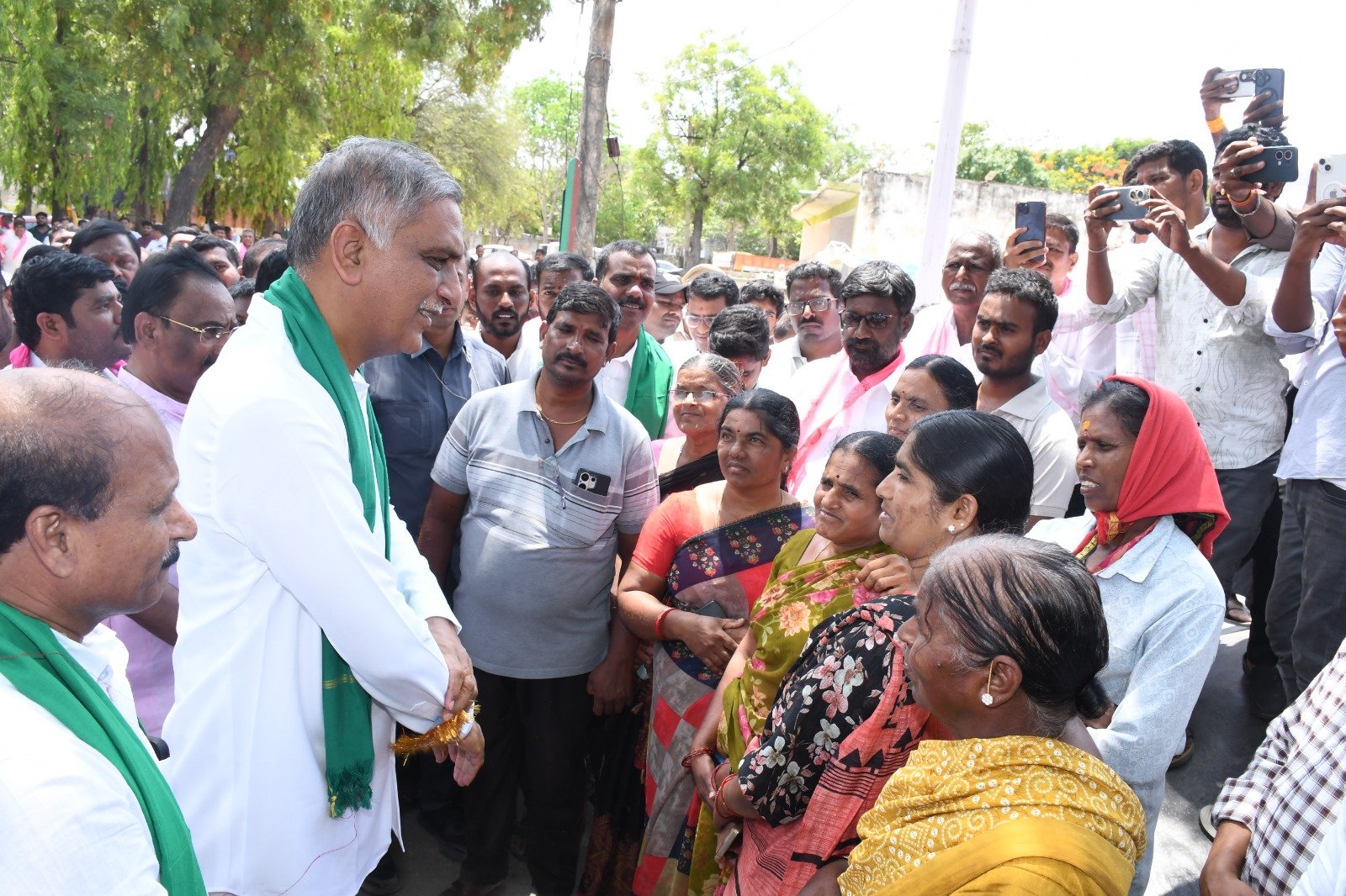 ధాన్యం కొనుగోలు కేంద్రాన్ని పరిశీలించిన మాజీ మంత్రి తన్నీరు హరీష్ రావు