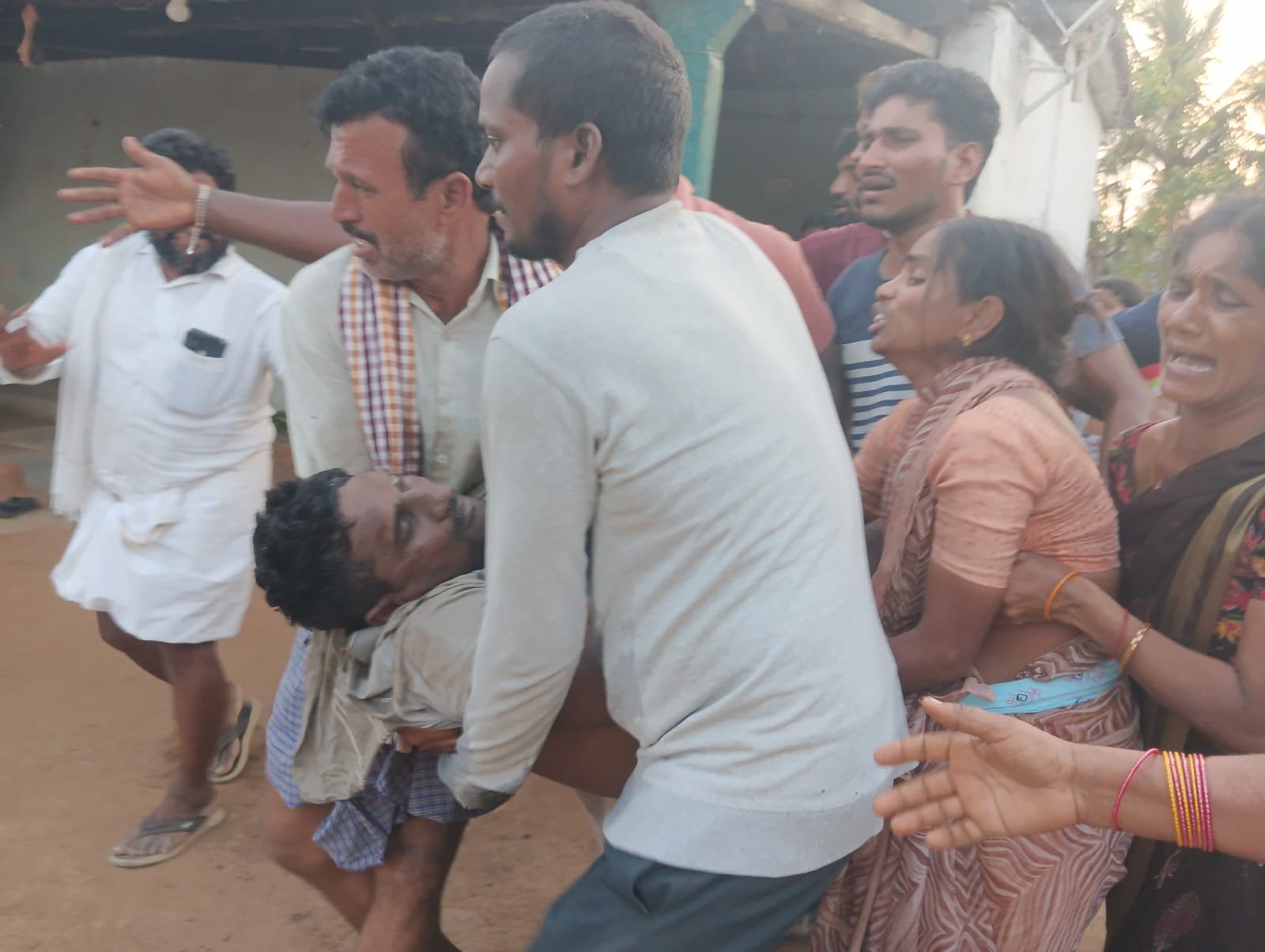 కర్లపల్లిలో విషాదం లేగ దూడను కాపాడబోయి బావిలో పడి తండ్రీ కొడుకులు మృతి